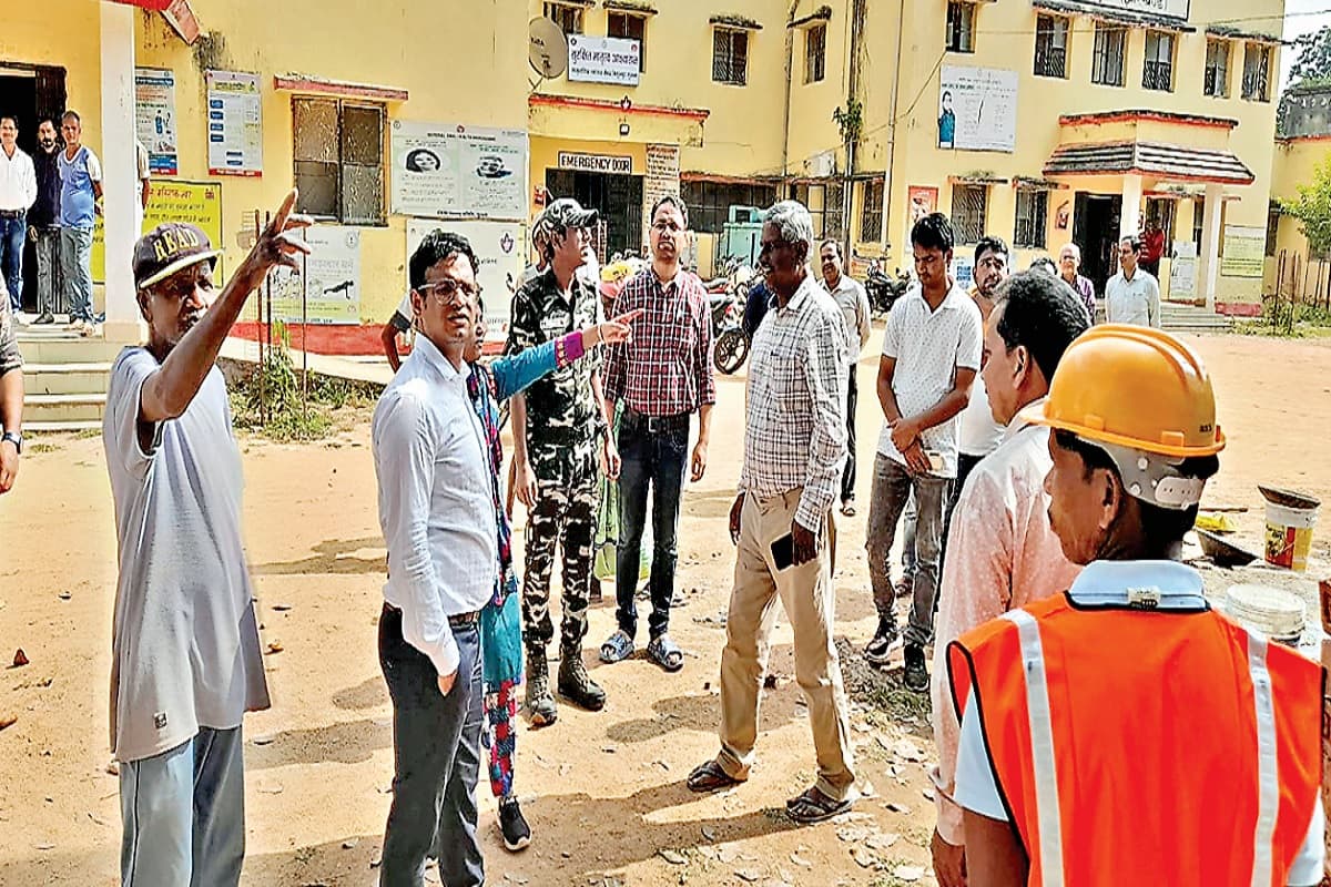गुमला : CHC की चहारदीवारी निर्माण में अनियमितता