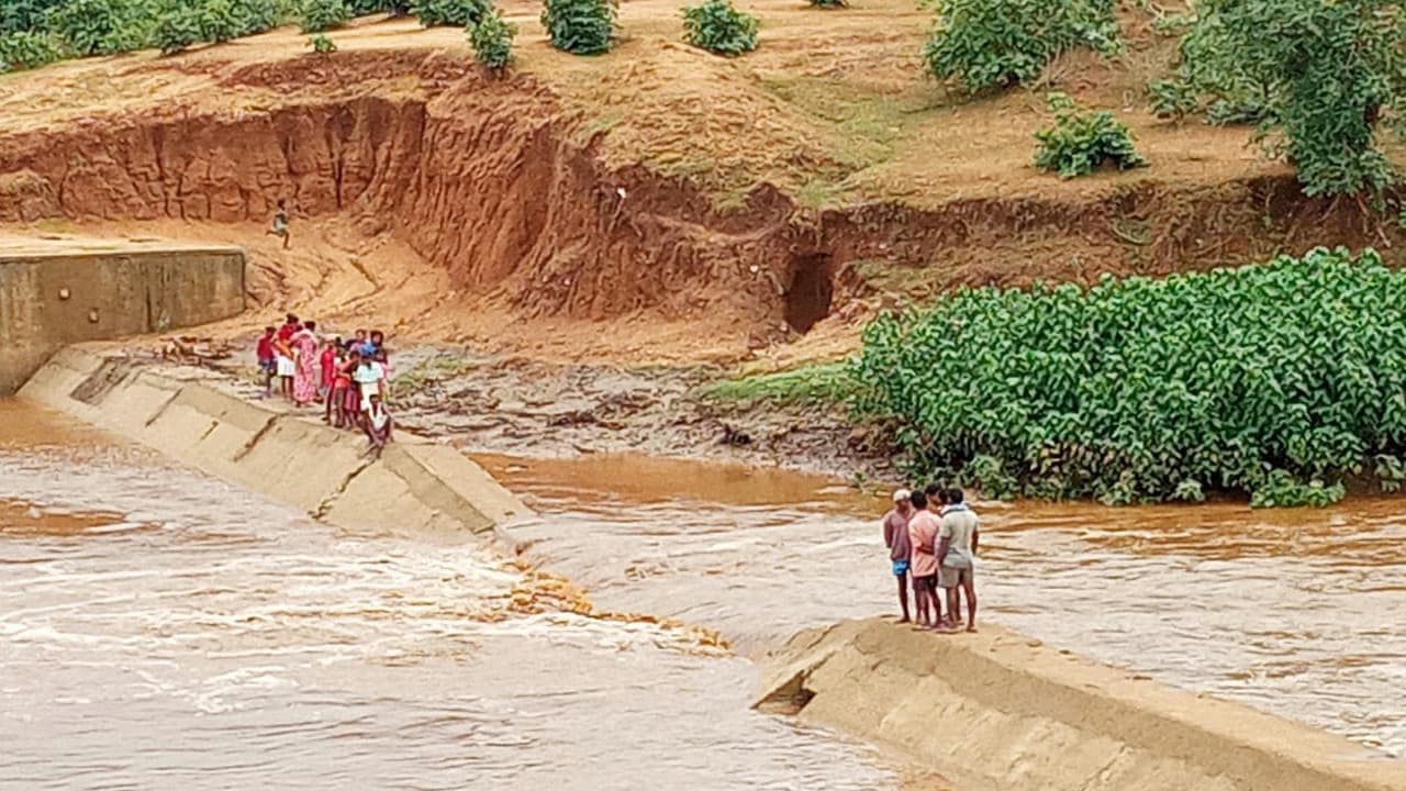 प्री मानसून की बारिश में गुमला के घाघरा नदी पर बना चेकडैम बहा, दर्जनों गांव बना टापू