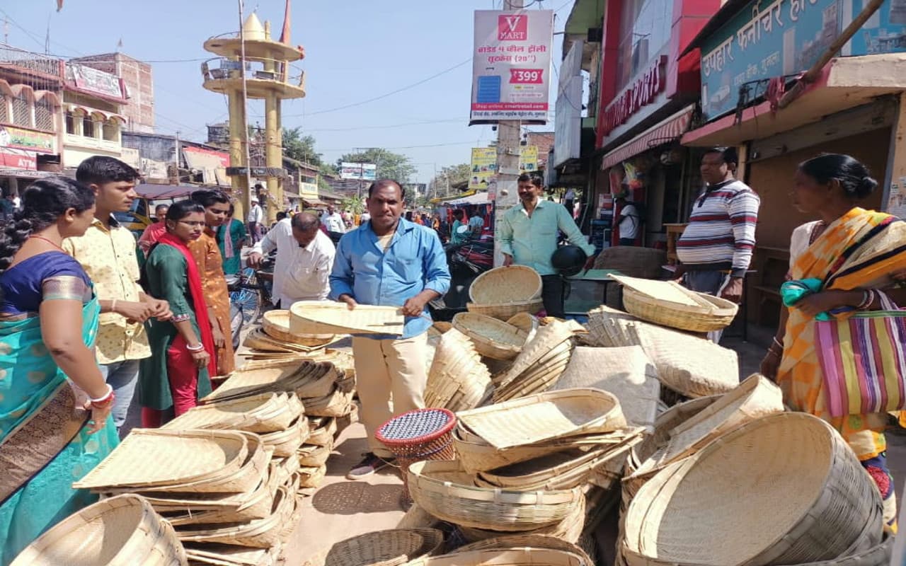 Chhath Puja 2022: गुमला में सूप-दउरा का दाम कम होने से बाजार में छठव्रतियों की उमड़ी भीड़, जानें रेट