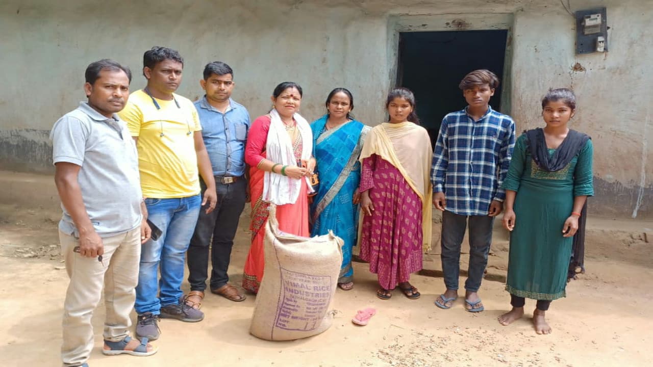 Prabhat Khabar Impact: 4 अनाथों बच्चों को मिला सहारा, गुमला में नाबालिग खुशबू को सतवंती ने लिया गोद