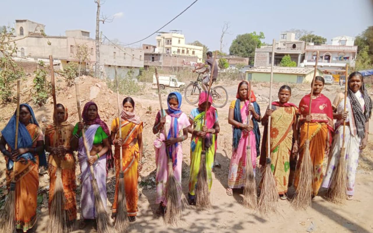 झारखंड : महिलाओं में बदलाव देखना हो तो गुमला आइये, हड़िया-दारू बेचना छोड़ शहर को सुदंर बनाने में जुटी