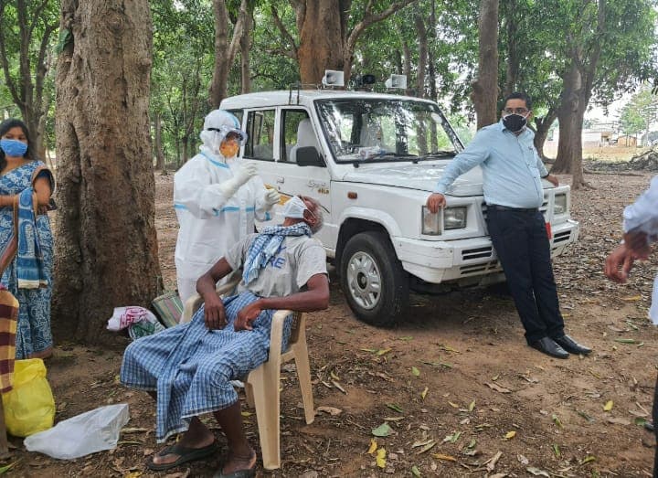 प्रभात खबर इंपैक्ट : कोरोना काल में झाड़ फूंक करा रहे थे गुमला के ममरला के ग्रामीण, पेड़ के नीचे लगा कोरोना जांच कैंप