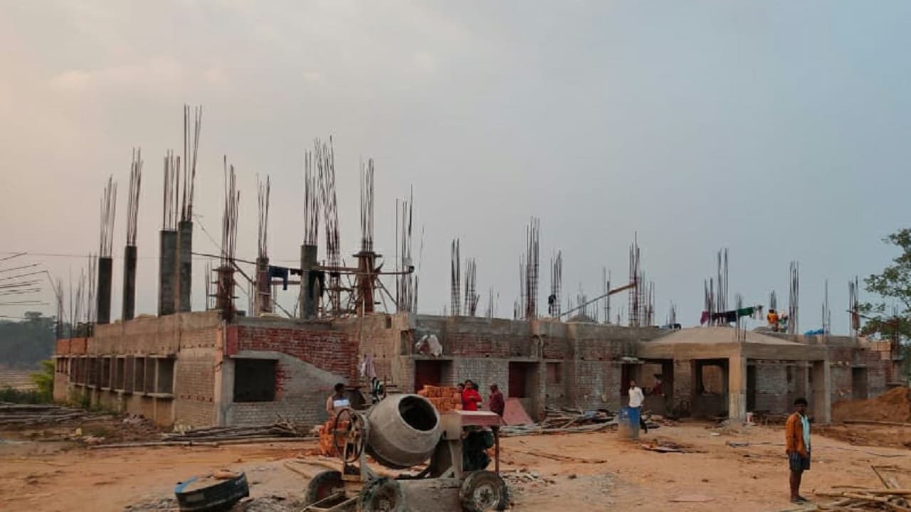 Jharkhand News: बालिका आश्रम विद्यालय निर्माण स्थल पर धमके अपराधी, मजदूरों को पीटा, काम बंद करने की दी धमकी Jharkhand News: बालिका आश्रम विद्यालय निर्माण स्थल पर धमके अपराधी, मजदूरों को पीटा, काम बंद करने की दी धमकी