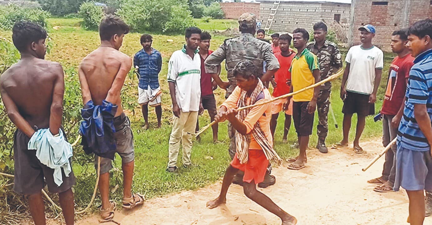 Gumla News: आठवीं की छात्रा से गैंगरेप, आरोपियों को ग्रामीणों ने बीच सड़क पर बांधकर पीटा