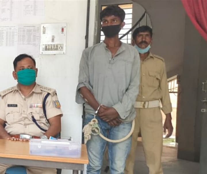 पुलिस को चकमा देकर गुमला अस्पताल से भागा कोरोना संक्रमित शातिर अपराधी मिन्नत खान