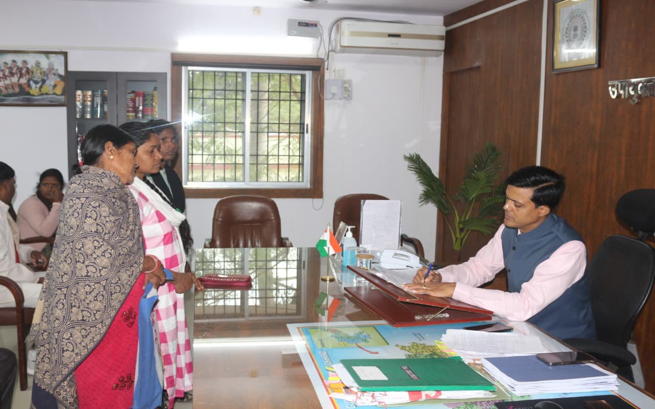 सर, हम जिंदा हैं, फिर भी मृत बताकर राशन कार्ड किया रद्द, दर्जनों महिलाओं ने गुमला DC से लगायी गुहार