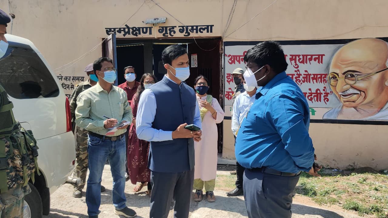 बाल सुधार गृह की बढ़ेगी सुरक्षा, हाईमास्ट और सोलर स्ट्रीट लाइट लगाने का गुमला डीसी ने दिया निर्देश