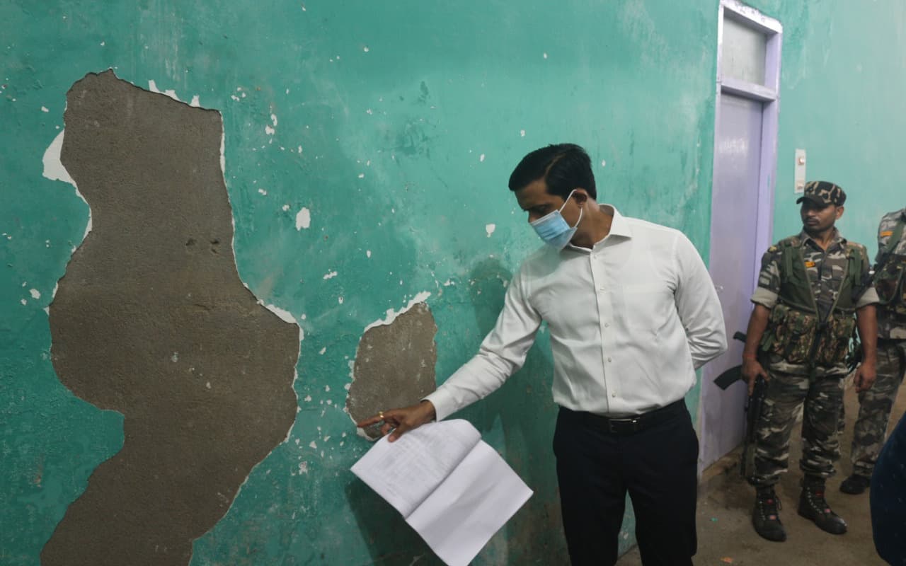 Jharkhand News: गुमला में इंडोर स्टेडियम की मरम्मत में सरकारी राशि की लूट, 7 महीने में ही खुली पोल