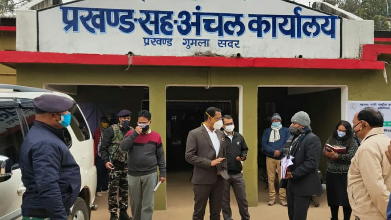 प्रभात खबर इंपैक्ट : अधिकारियों के गायब रहने व ऑफिस बंद पर सख्त दिखे गुमला डीसी, दिये कई निर्देश