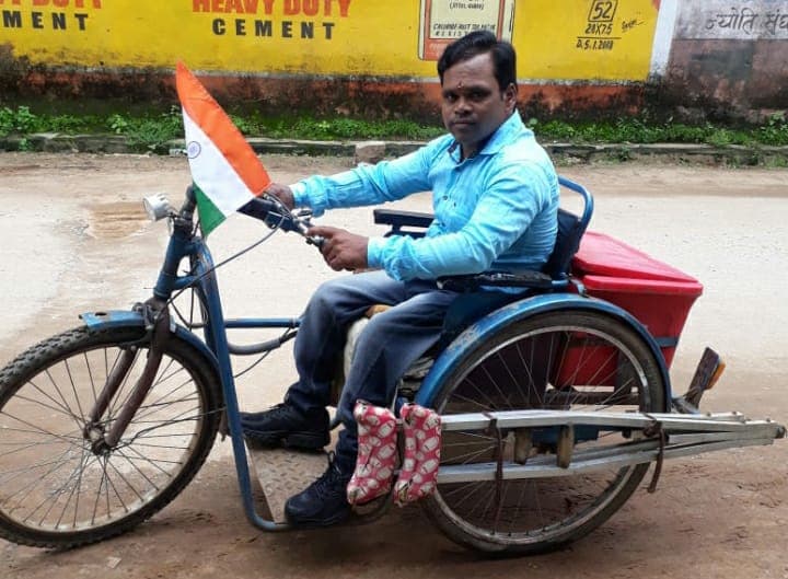 Jharkhand Divyang News : कोरोना काल में की समाज सेवा, झारखंड के गुमला के निःशक्त हरेंद्र कुमार को मिला सबल शाइनिंग स्टार अवार्ड