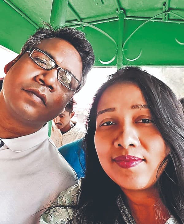 कोरोना योद्धा : कोरोना संकट के बीच गुमला में डॉक्टर दंपती निभा रहे फर्ज