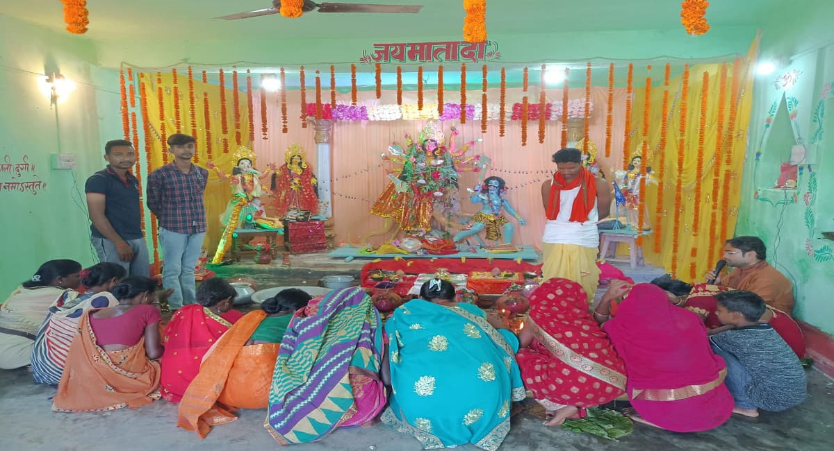 Durga Puja 2021: मां के दर्शन को बेताब गुमला के श्रद्धालु, कोरोना महामारी को खत्म करने की कर रहे हैं कामना