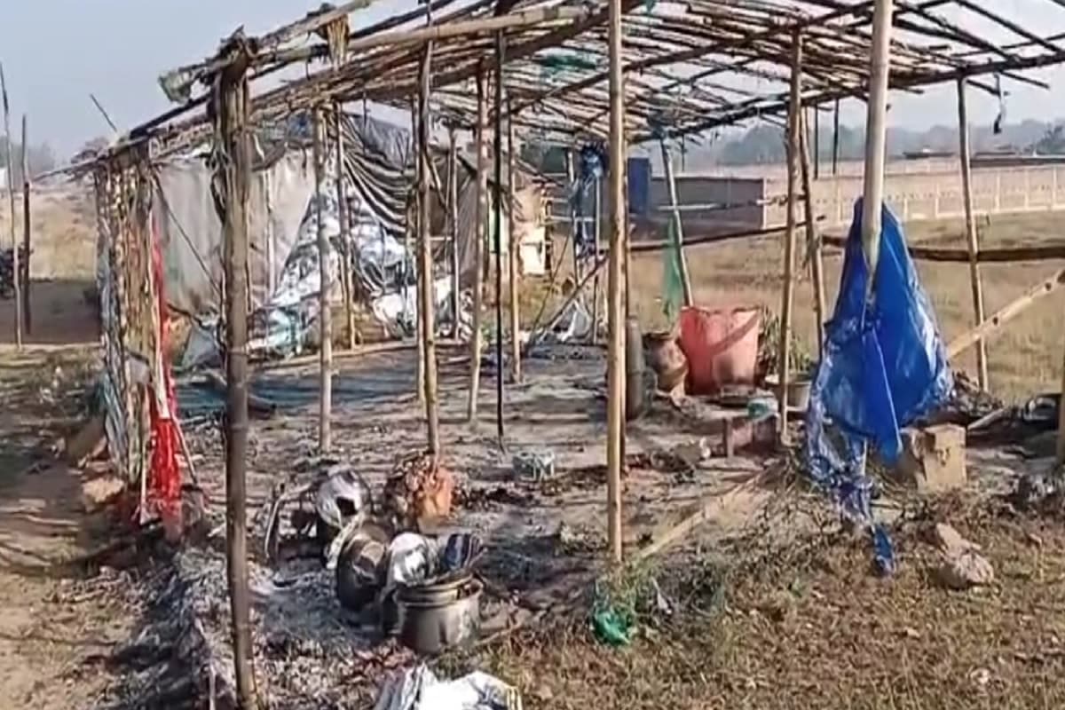 गुमला में अपराधियों ने झोपड़ीनुमा ग्रीन होटल में लगायी आग, दो युवक पुलिस हिरासत में