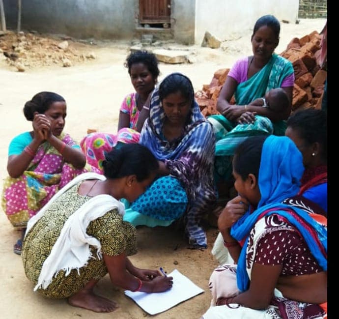 झारखंड में मुर्गी शेड घोटाला, शेड बनाया भी नहीं और निकाल लिए पूरे पैसे, महिलाएं आक्रोशित