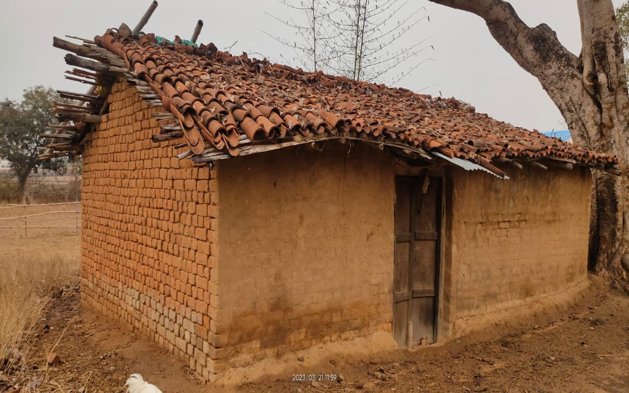 झारखंड का एक ऐसा गांव जहां के कई घरों में आज भी लटके हैं ताले, जानें कारण