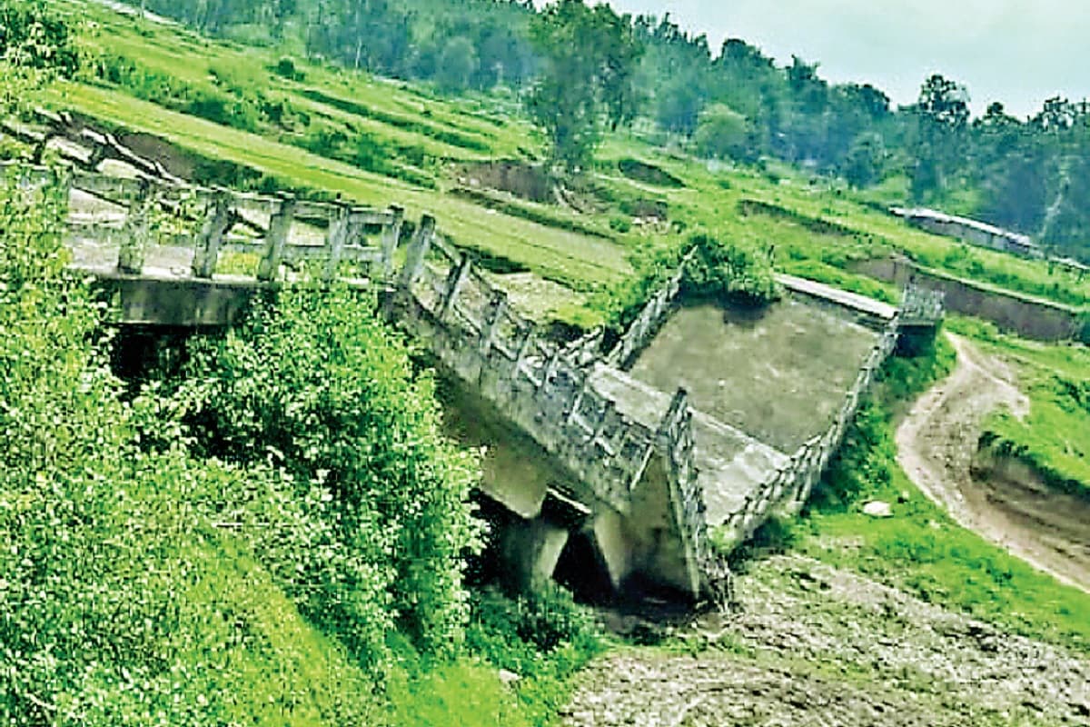 गुमला के 200 गांव बरसात में बन जाते हैं टापू, 
ग्रामीण तीन से चार माह नहीं निकल पाते हैं बाहर