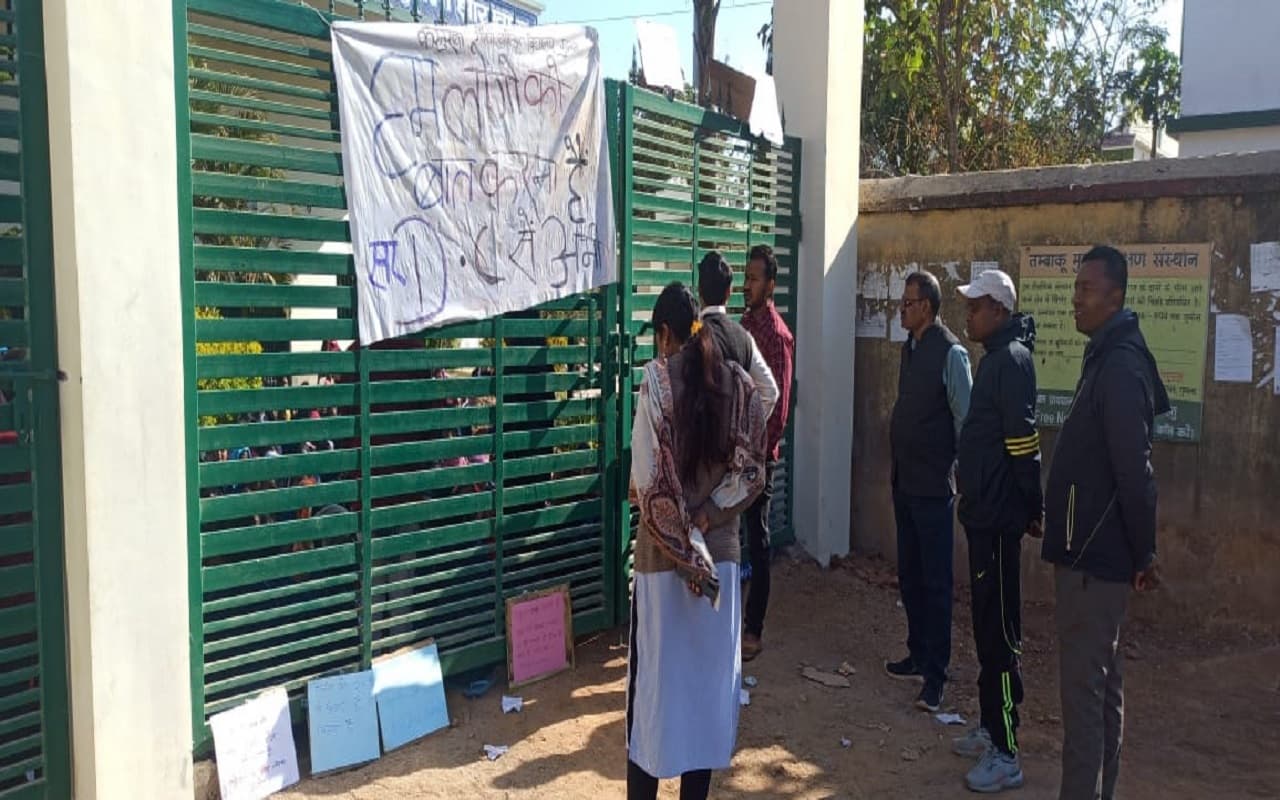 झारखंड:वार्डन को हटाने से नाराज कस्तूरबा की छात्राओं का धरना, अधिकारियों को कैंपस में घुसने से रोका, ऐसे मानीं