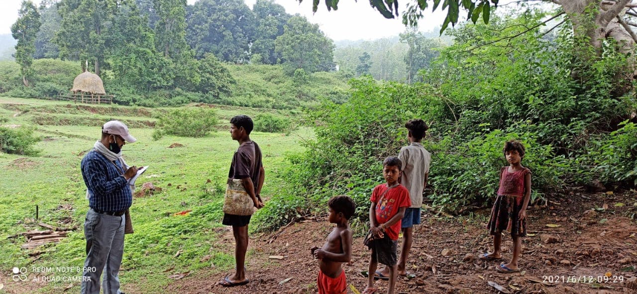ग्राउंड रिपोर्ट : पहाड़ पर बसे केवना गांव की कोरवा जनजाति के लोगों ने ग्रामीण डॉक्टरों से कराया इलाज, आर्थिक तंगी ऐसी कि अब किस्त में कर रहे पैसे का भुगतान