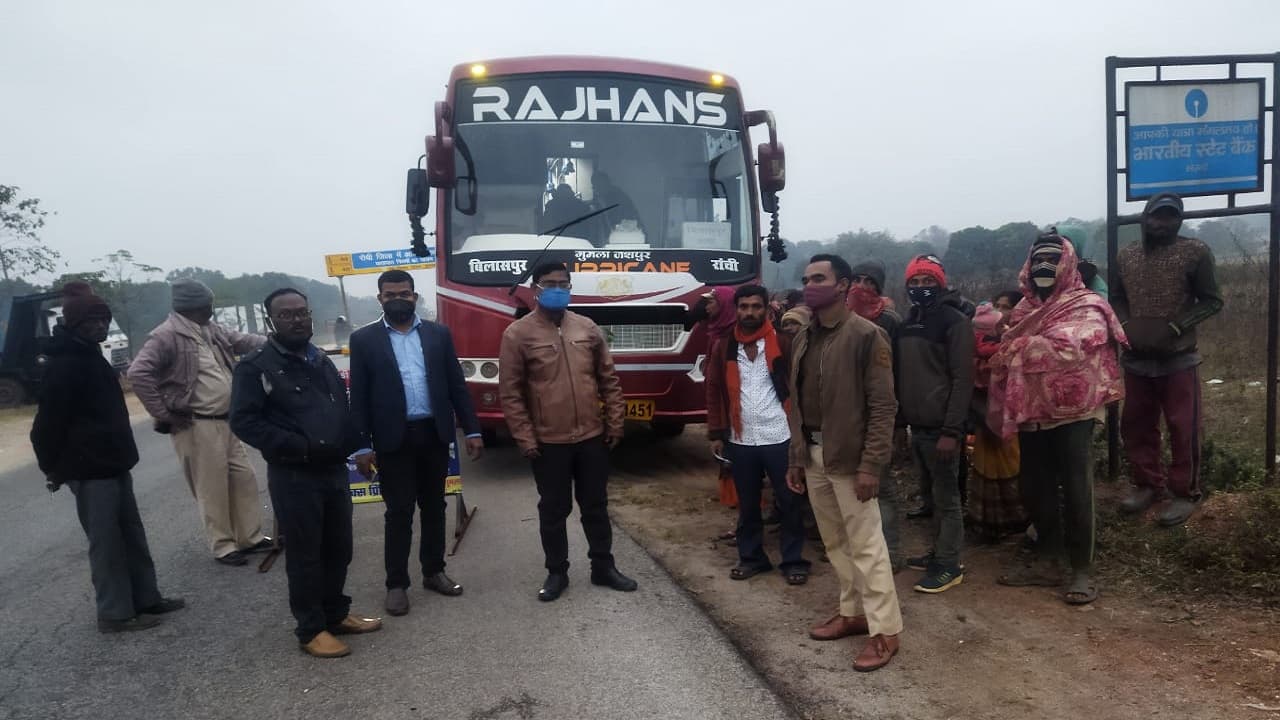 Jharkhand News: झारखंड के ईंट भट्ठे से छत्तीसगढ़ के 32 मजदूर कराये गये मुक्त, बस से सुरक्षित भेजे गये घर Jharkhand News: झारखंड के ईंट भट्ठे से छत्तीसगढ़ के 32 मजदूर कराये गये मुक्त, बस से सुरक्षित भेजे गये घर