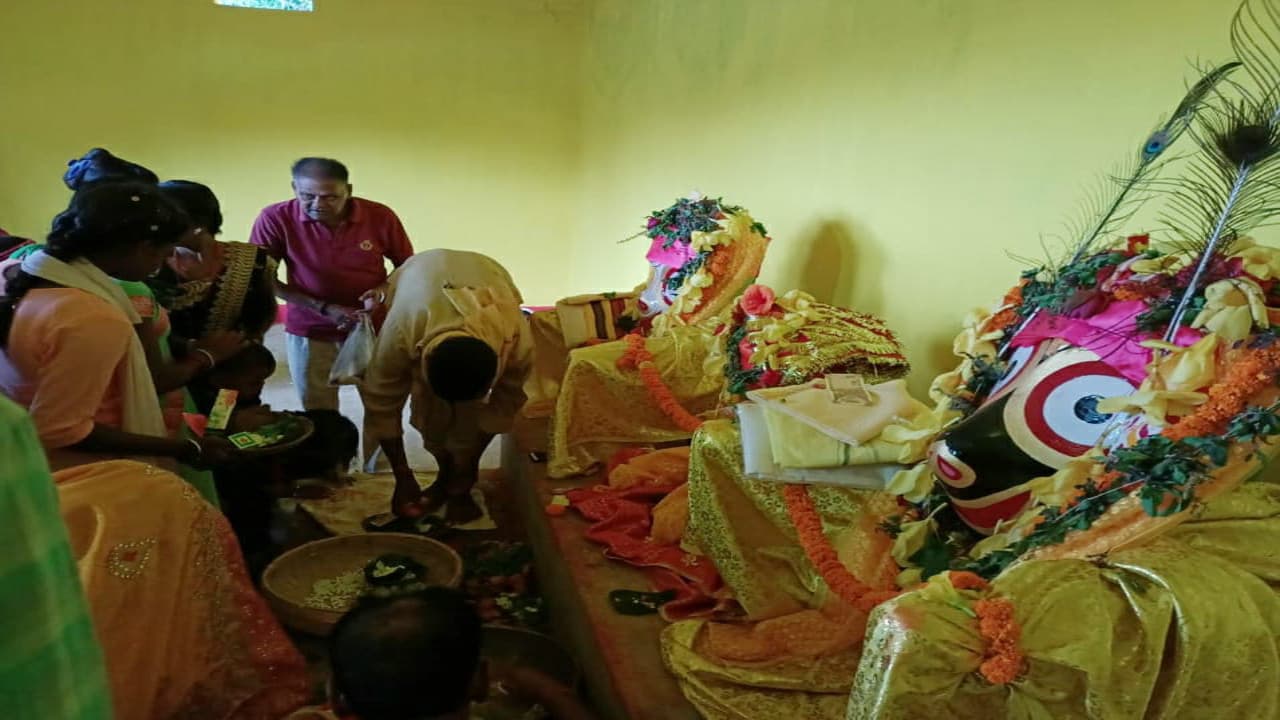 महाप्रभु जगन्नाथ मौसी से विदा लेकर बारिश में भींगते हुए पहुंचे देवालय, श्रद्धालुओं की उमड़ी भीड़