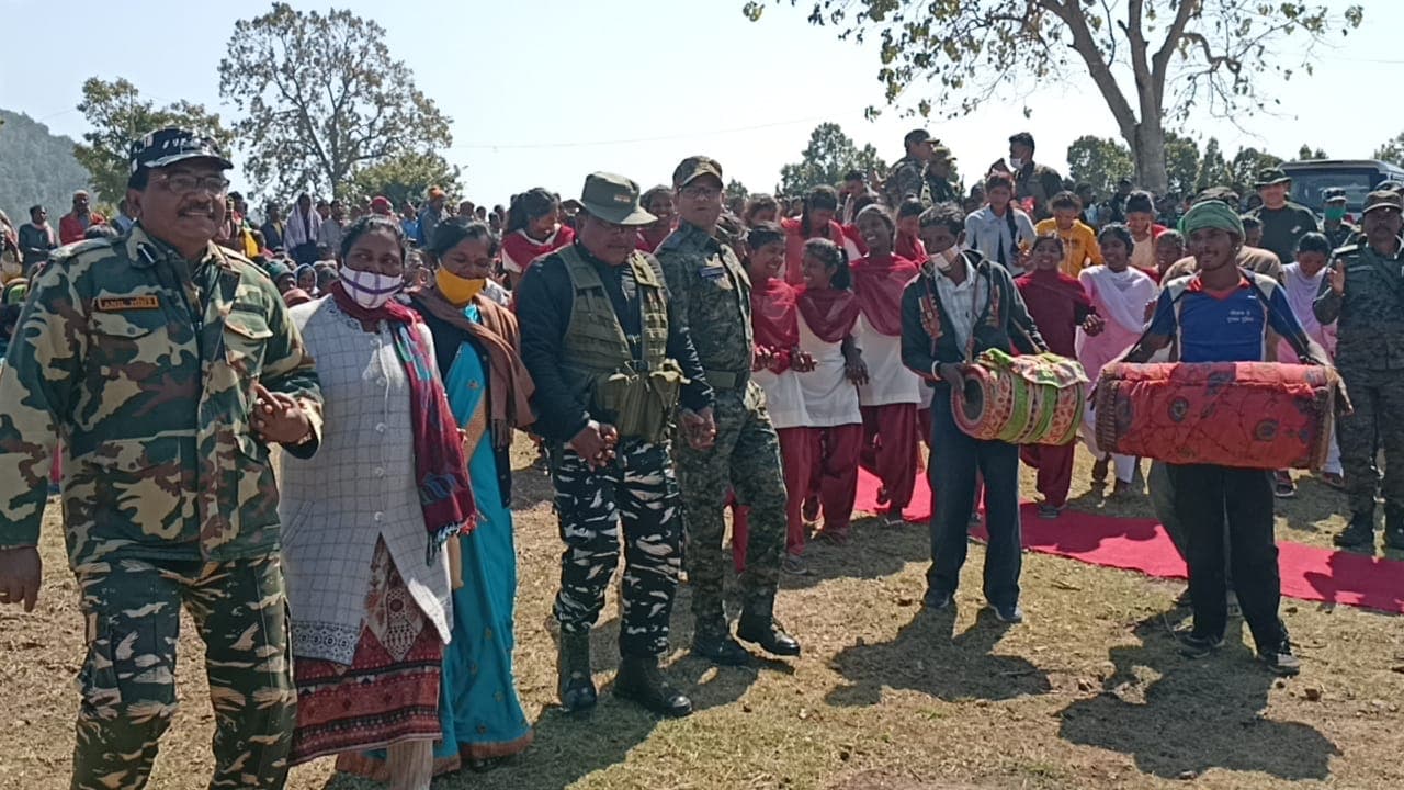नक्सलियों के गढ़ में डॉक्टर एसपी ने मरीजों की जांच की, ग्रामीणों संग मांदर की थाप पर थिरके