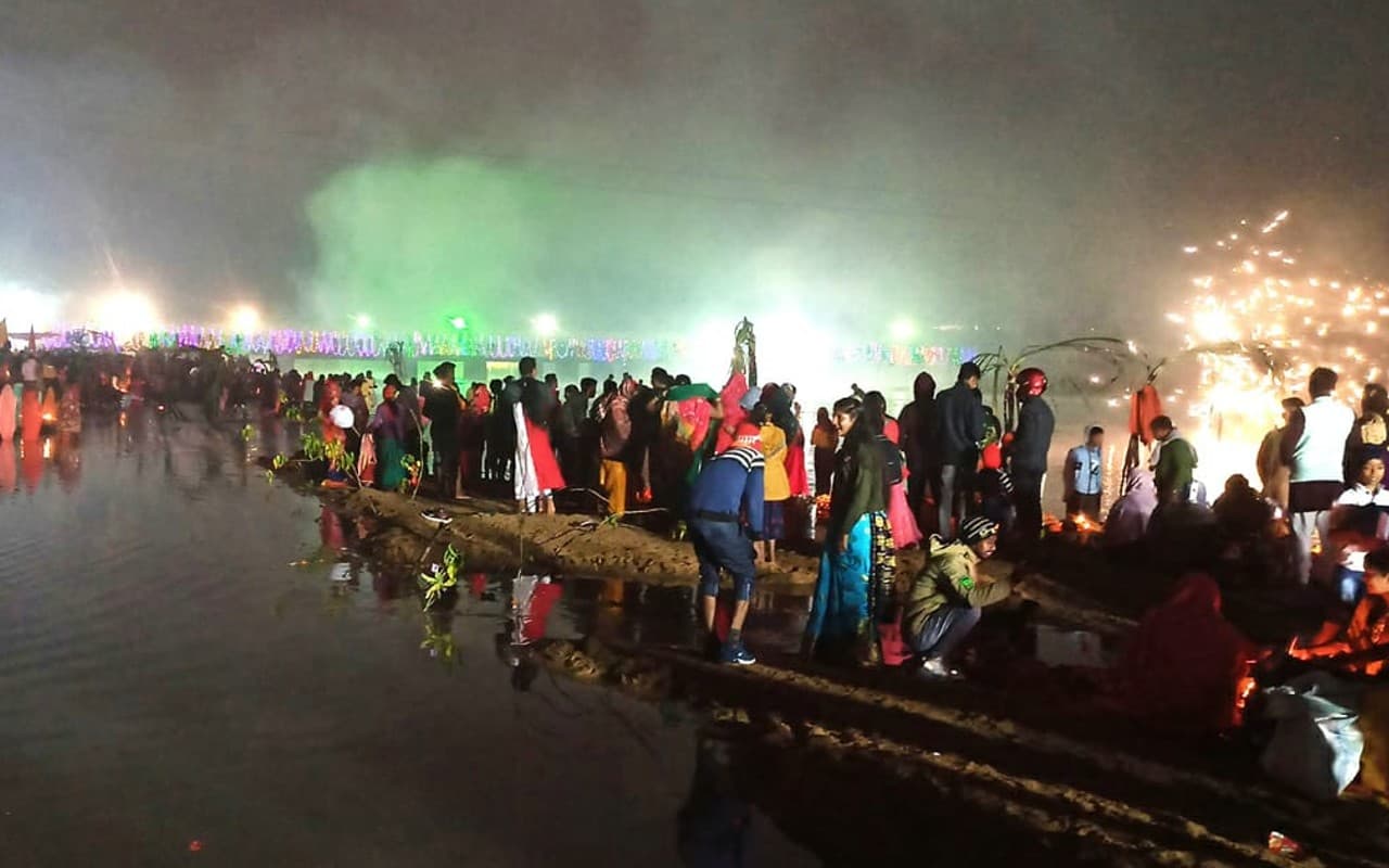 भगवान सूर्य के दर्शन के लिए तालाब व नदियों पर उमड़ी आस्था, गुमला में ऐसा था घाटों का नजारा