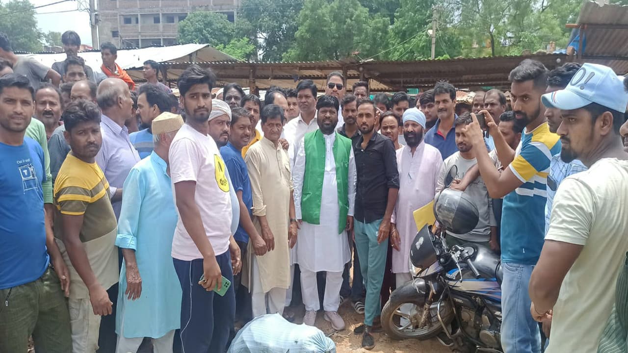 गुमला के साप्ताहिक बाजार में बन रहे मजदूर भवन का विरोध, सैकड़ों दुकानदार को जीविका छिन जाने का डर