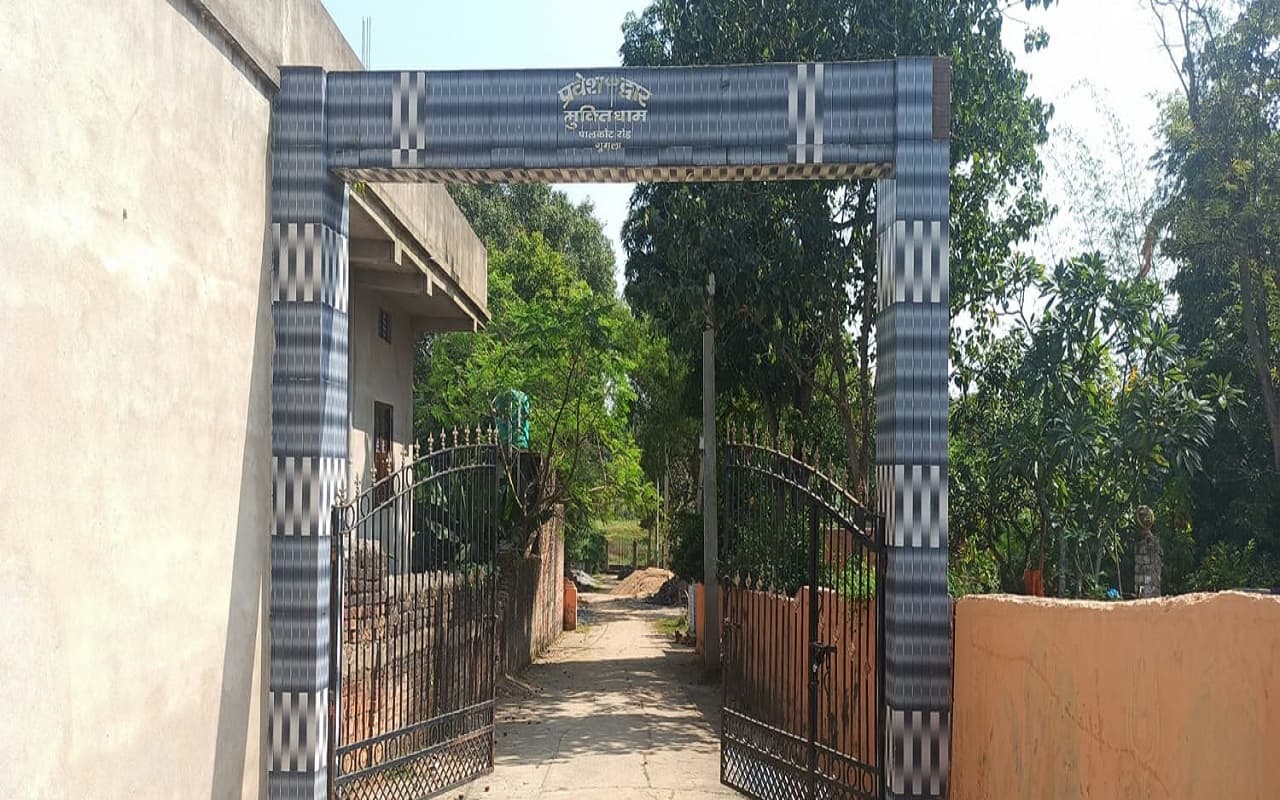 Jharkhand News: झारखंड के इस श्मशान घाट में मोबाइल की रोशनी में हो रहा दाह संस्कार, लोगों ने की ये मांग