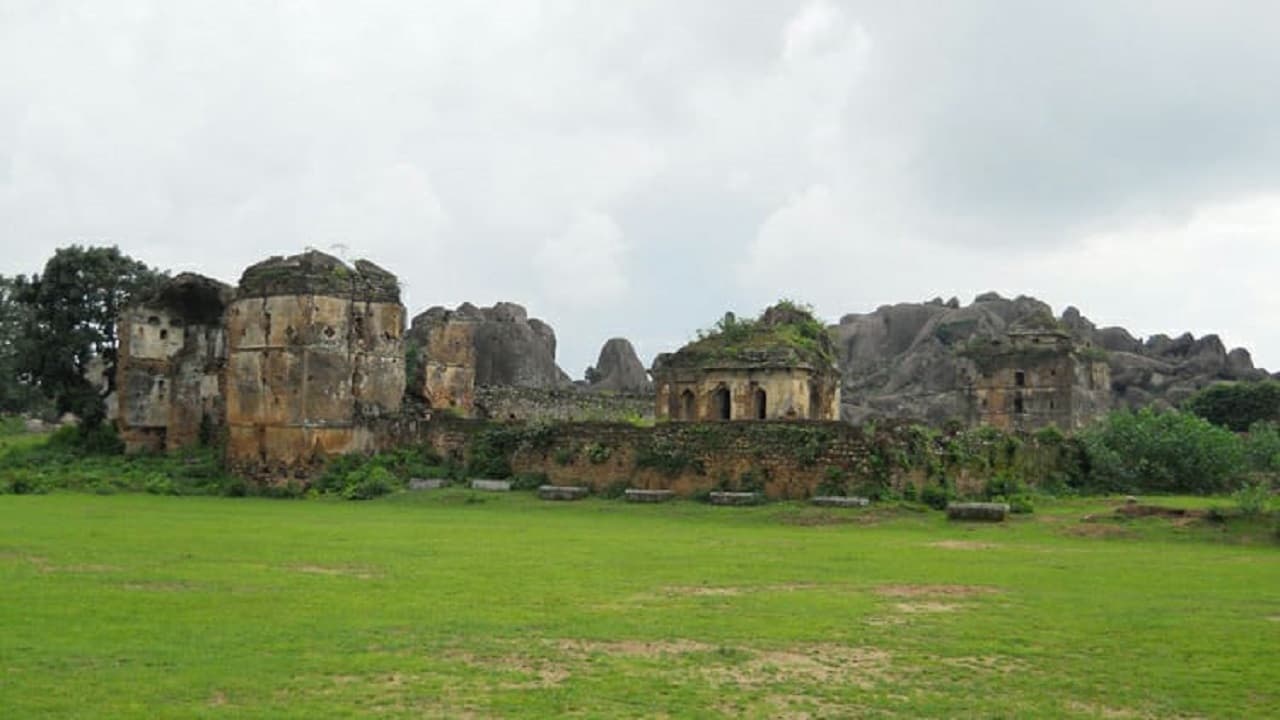 Jharkhand News: नये साल में मनोरंजन के साथ ऐतिहासिक धरोहर देखना चाहते हैं, तो गुमला का नवरत्न गढ़ देखिए