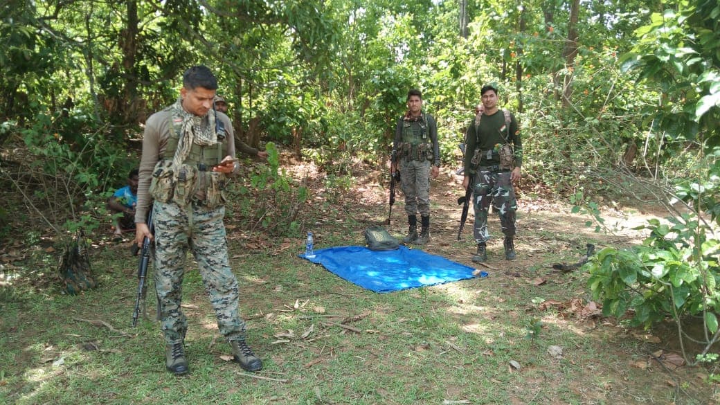 छत्तीसगढ़: बीजापुर में मुठभेड़, महिला नक्सली का शव छोड़ भागे नक्सली, 12 बोर का एक राइफल बरामद
