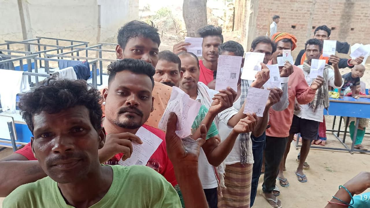 गांव की सरकार : नक्सली कमांडरों के गांव में बंपर वोटिंग, गुमला प्रखंड के उत्तरी भाग के बूथों का जानें हाल