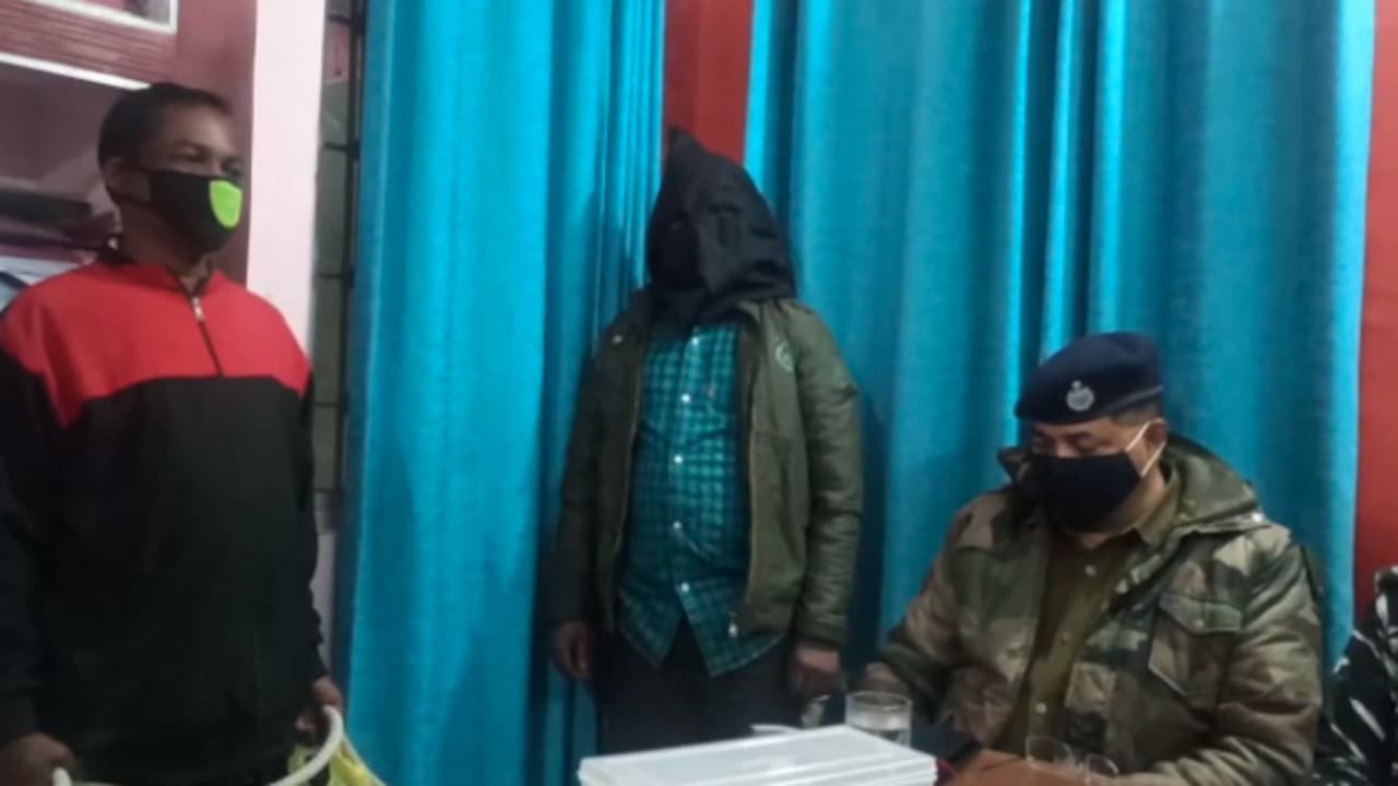 कुरूमगढ़ थाना भवन को उड़ाने में शामिल नक्सली अमन गिरफ्तार, बूढ़ा पहाड़ में गोली चलाने की ली थी ट्रेनिंग