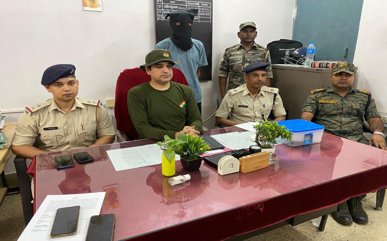 Jharkhand Naxal News: PLFI का हार्डकोर नक्सली अजय उरांव केरल से गिरफ्तार, कई असलहे बरामद