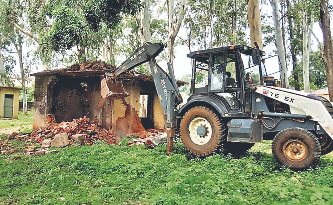 खंडहर में तब्दील हो चुके 18 सरकारी भवनों को किया जा रहा ध्वस्त