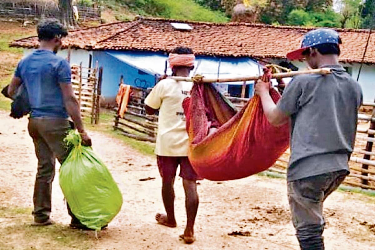 गुमला में मरीज को कंधे पर ढोकर चार किमी पैदल चल पक्की सड़क पहुंचे परिजन, छत्तीसगढ़ ले जाकर कराया भर्ती