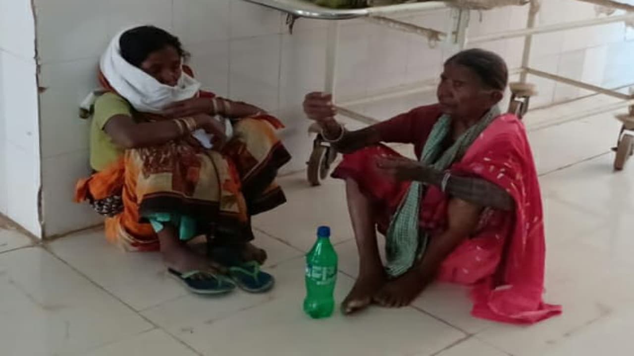 हाथ में फोटो और आंख में आंसू लिए पत्नी को खोज रहा गुमला के रामनगर में पति सुधेश्वर, 3 दिन से गायब है पत्नी