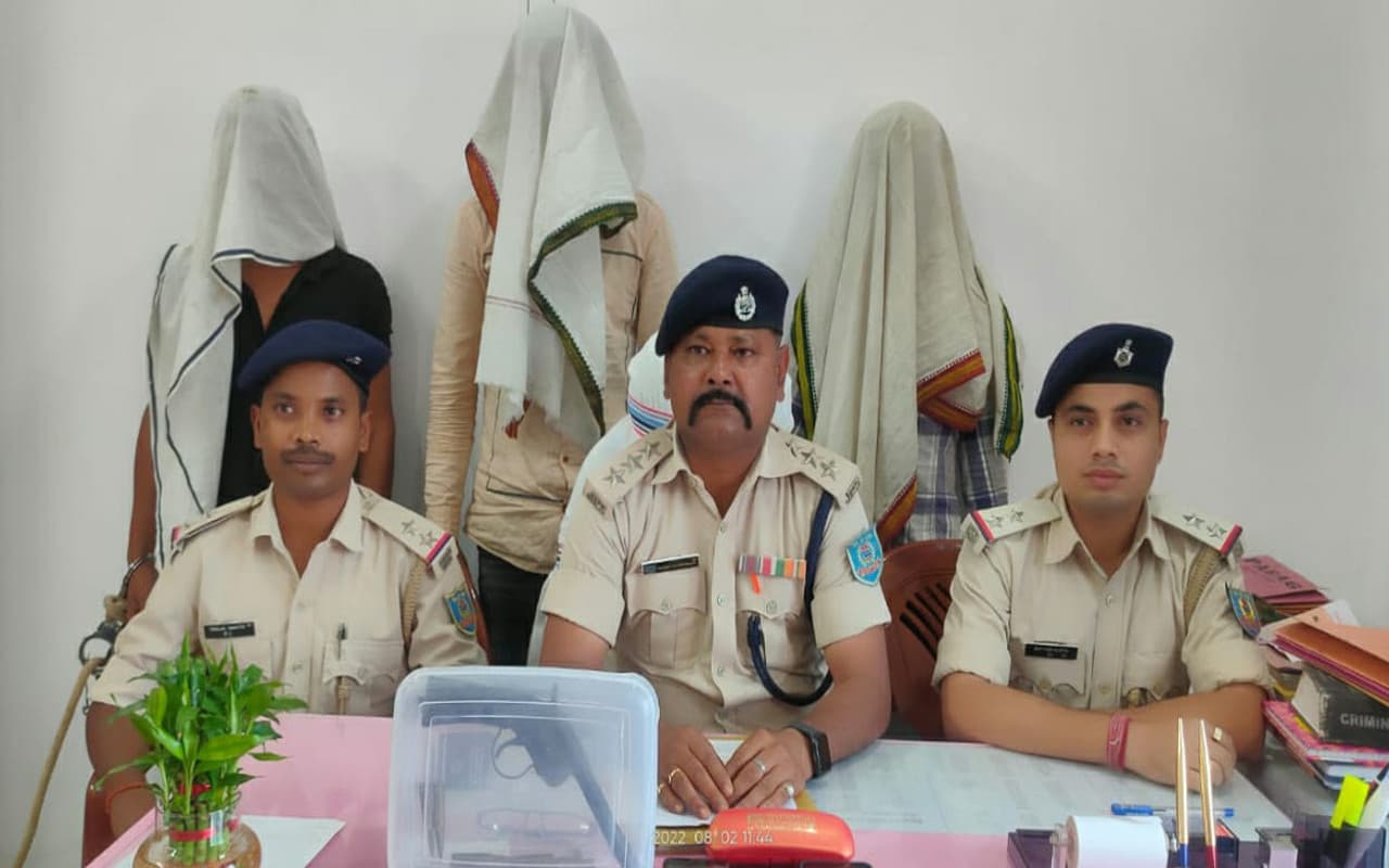 Jharkhand News: गुमला में नशे के खिलाफ वार, पुलिस प्रशासन इससे दूर रहने का चला रहे अभियान