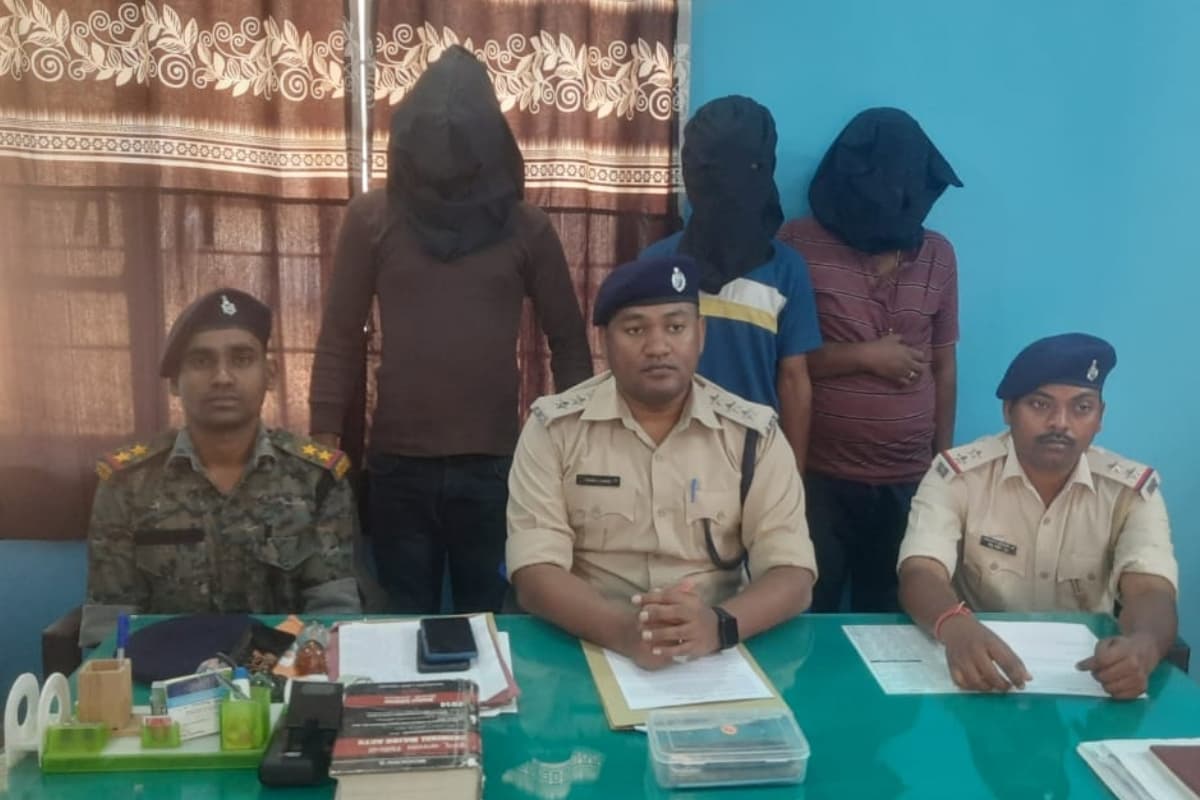 झारखंड के 'रईस' चोर स्विफ्ट कार से जाते थे स्कूलों में चोरी करने, तीन को पुलिस ने दबोचा