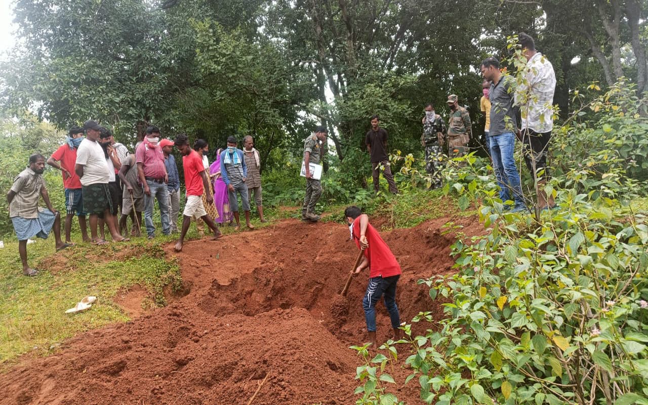 झारखंड : गुमला में बेटे ने पिता की हत्या कर शव को दफनाया, 19 दिन बाद प्रशासन ने कब्र से निकाला बाहर