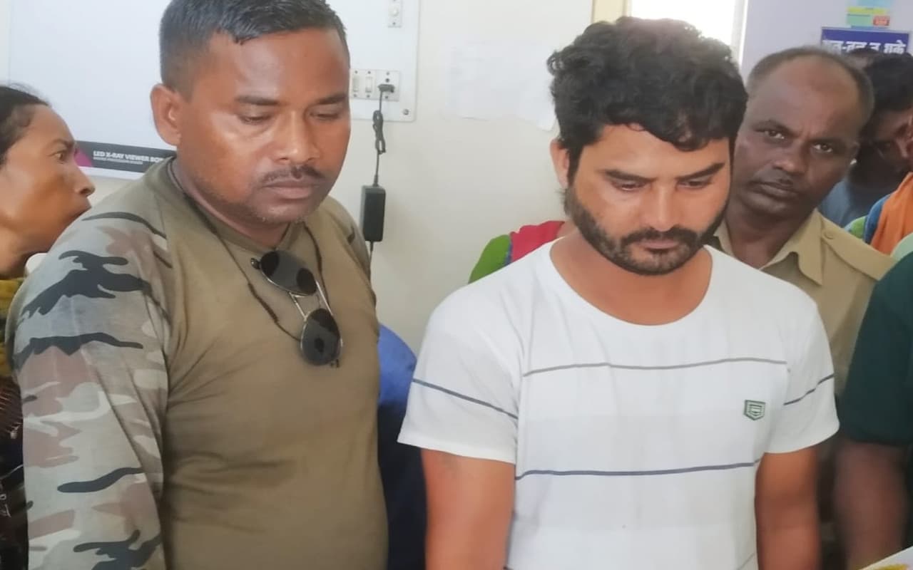 झारखंड : गुमला में दिनदहाड़े एक लाख रुपये लूटने का आरोपी गिरफ्तार, दूसरा फरार