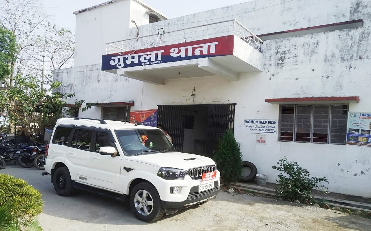 झारखंड: गुमला पुलिस को मिली कामयाबी, पैसों से भरे 5 बैग के साथ हिरासत में राउरकेला का मो फिराद, दो साथी फरार