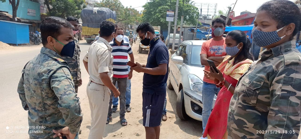 आर्मी के जवान ने कहा सॉरी, तो गुमला थाना के सब इंस्पेक्टर ने क्यों दी आर्मीगीरी निकाल देने की धमकी, हेलमेट व ई-पास के लिए वसूला 1500 रुपये जुर्माना