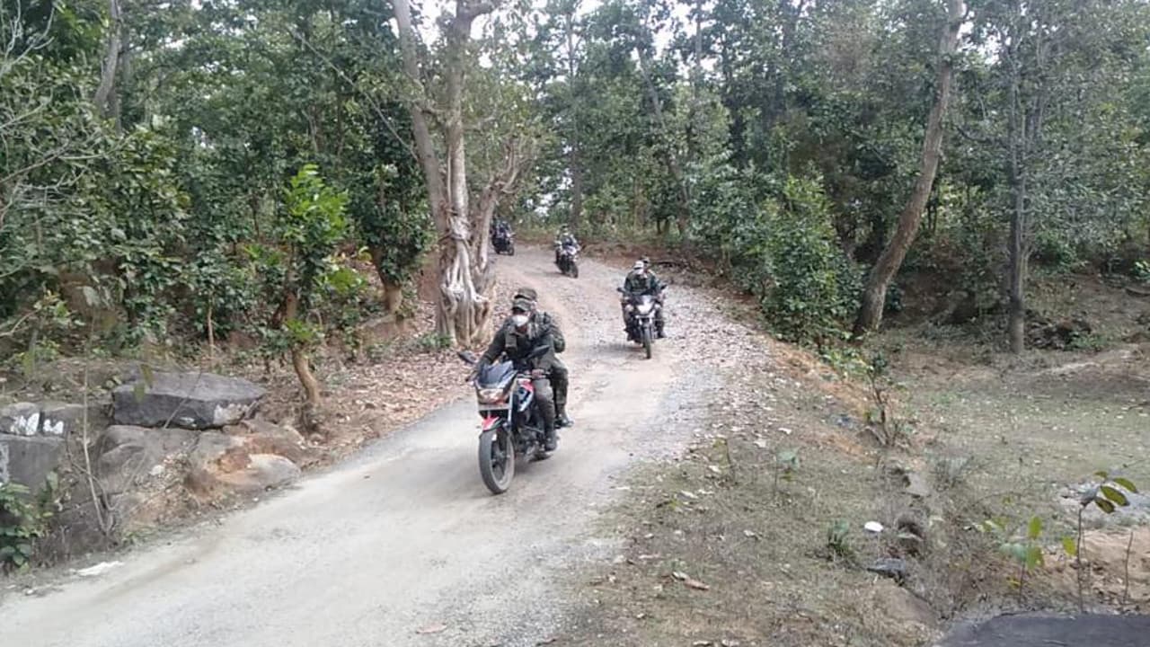 झारखंड-छग बॉर्डर पर नक्सलियों का मूवमेंट, पुलिस ने सुरसांग थाना के निर्माणाधीन भवन की बढ़ायी सुरक्षा झारखंड-छग बॉर्डर पर नक्सलियों का मूवमेंट, पुलिस ने सुरसांग थाना के निर्माणाधीन भवन की बढ़ायी सुरक्षा