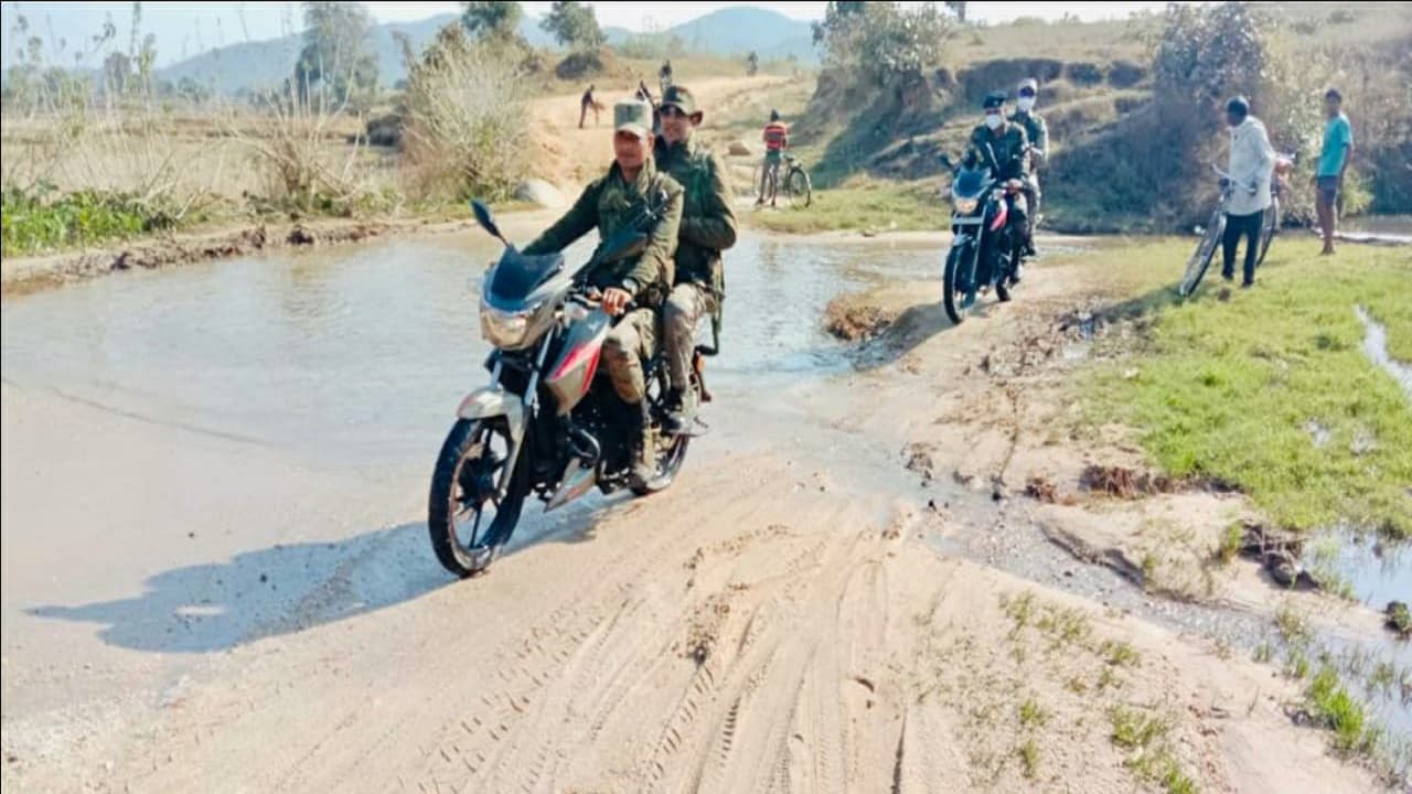 Jharkhand News: जंगल में घुसकर नक्सलियों पर प्रहार का प्लान, गुमला पुलिस ने ऐसे चलाया ऑपरेशन