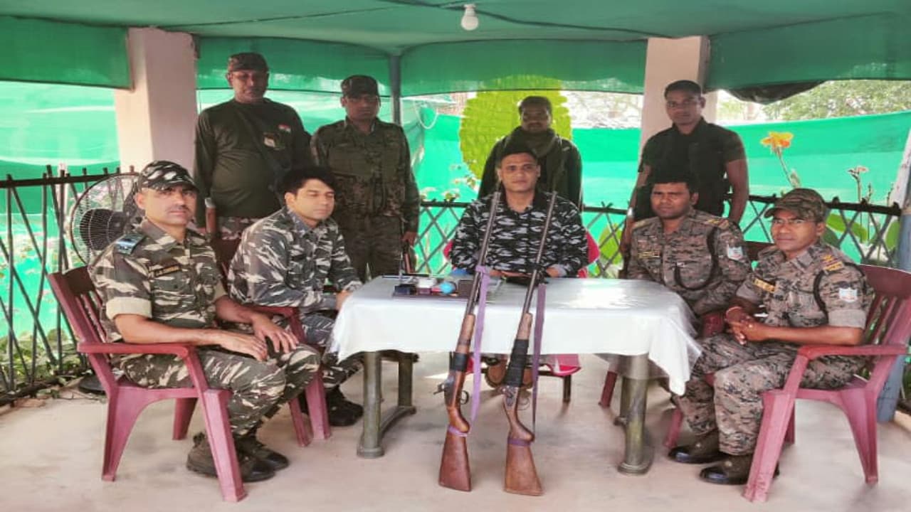 Jharkhand news: नक्सली संगठन JJSS सुप्रीमो बहुरा उरांव पुलिस को चकमा देकर भाग निकला, घर से दो रायफल बरामद
