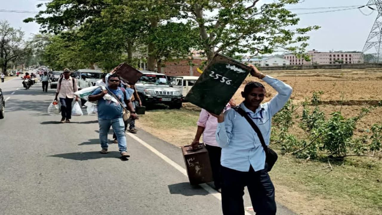 पहले चरण का चुनाव कराने गुमला के 2196 मतदान कर्मी पहुंचे बूथ, CRPF और JJ की सुरक्षा में होगी वोटिंग