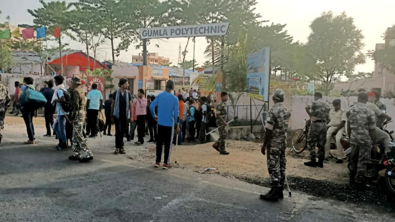 झारखंड के गुमला में प्लेसमेंट के नाम पर ठगी, तालाबंदी पर अड़े पॉलिटेक्निक कॉलेज में छात्रों का हंगामा