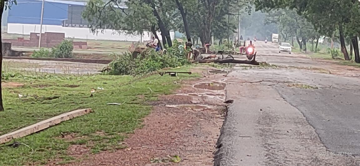 Jharkhand Weather News : झारखंड में बदला मौसम का मिजाज, गुमला में तेज आंधी-बारिश व वज्रपात का कहर, एक युवक की मौत, कई घर हो गये ध्वस्त