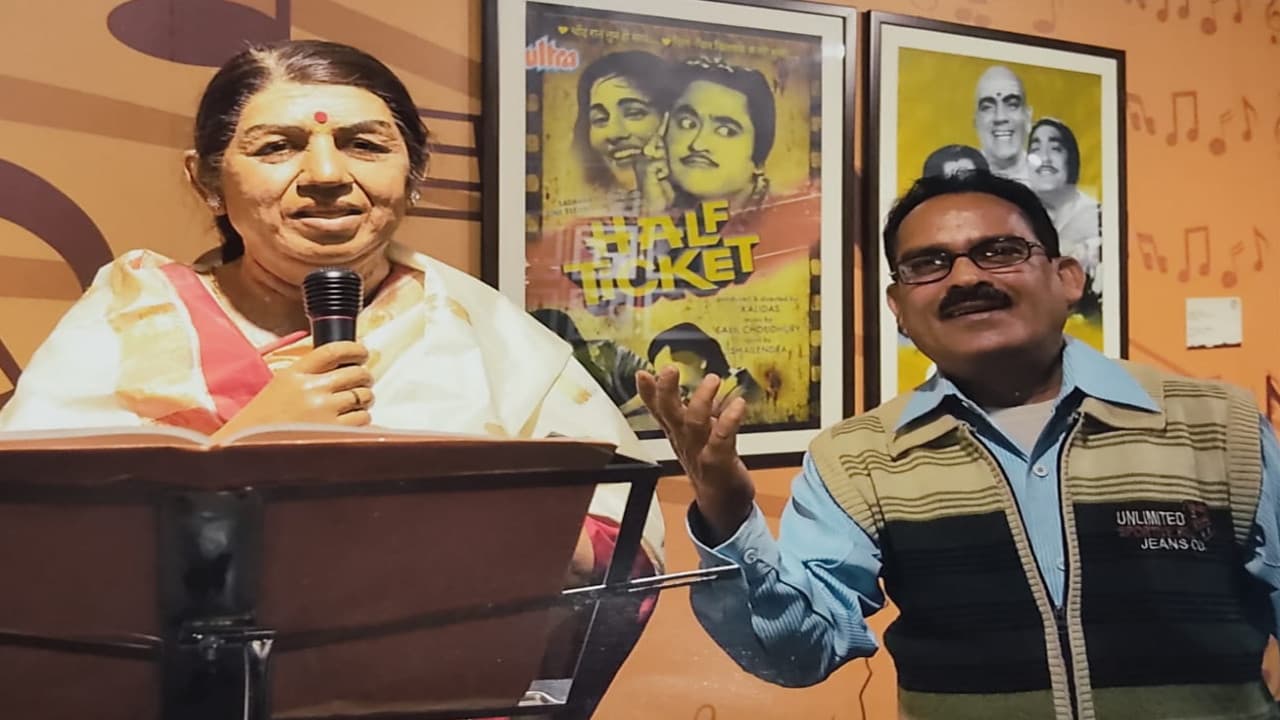 Lata Mangeshkar Death: लता दीदी के साथ गुमला के रिटायर्ड DPRO ने साझा किया था मंच, गाया था यह गाना Lata Mangeshkar Death: लता दीदी के साथ गुमला के रिटायर्ड DPRO ने साझा किया था मंच, गाया था यह गाना