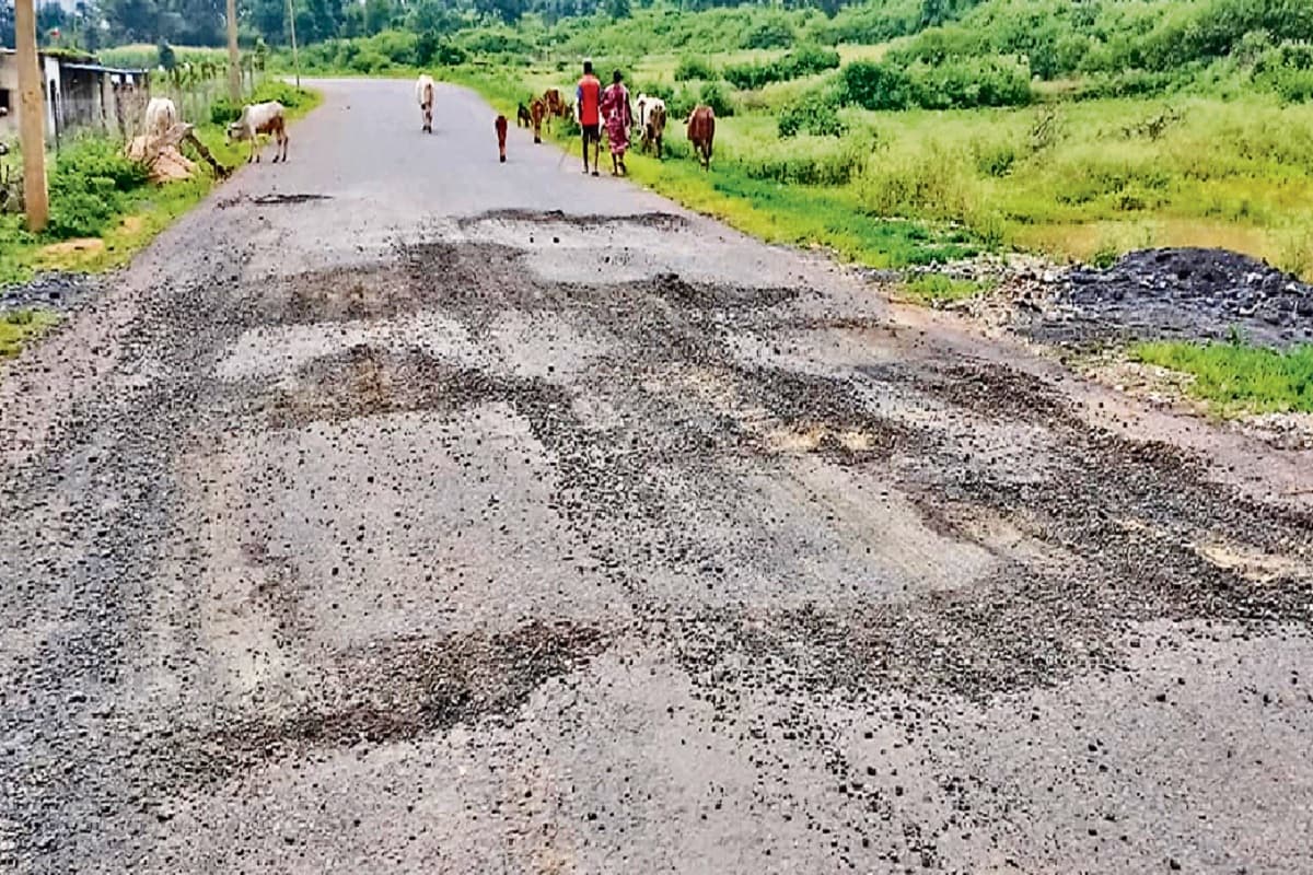 गुमला : पहली बरसात भी नहीं झेल सकी 72.46 करोड़ की बन रही सड़क, ग्रामीण बोले- भ्रष्टाचार की चढ़ गयी भेंट